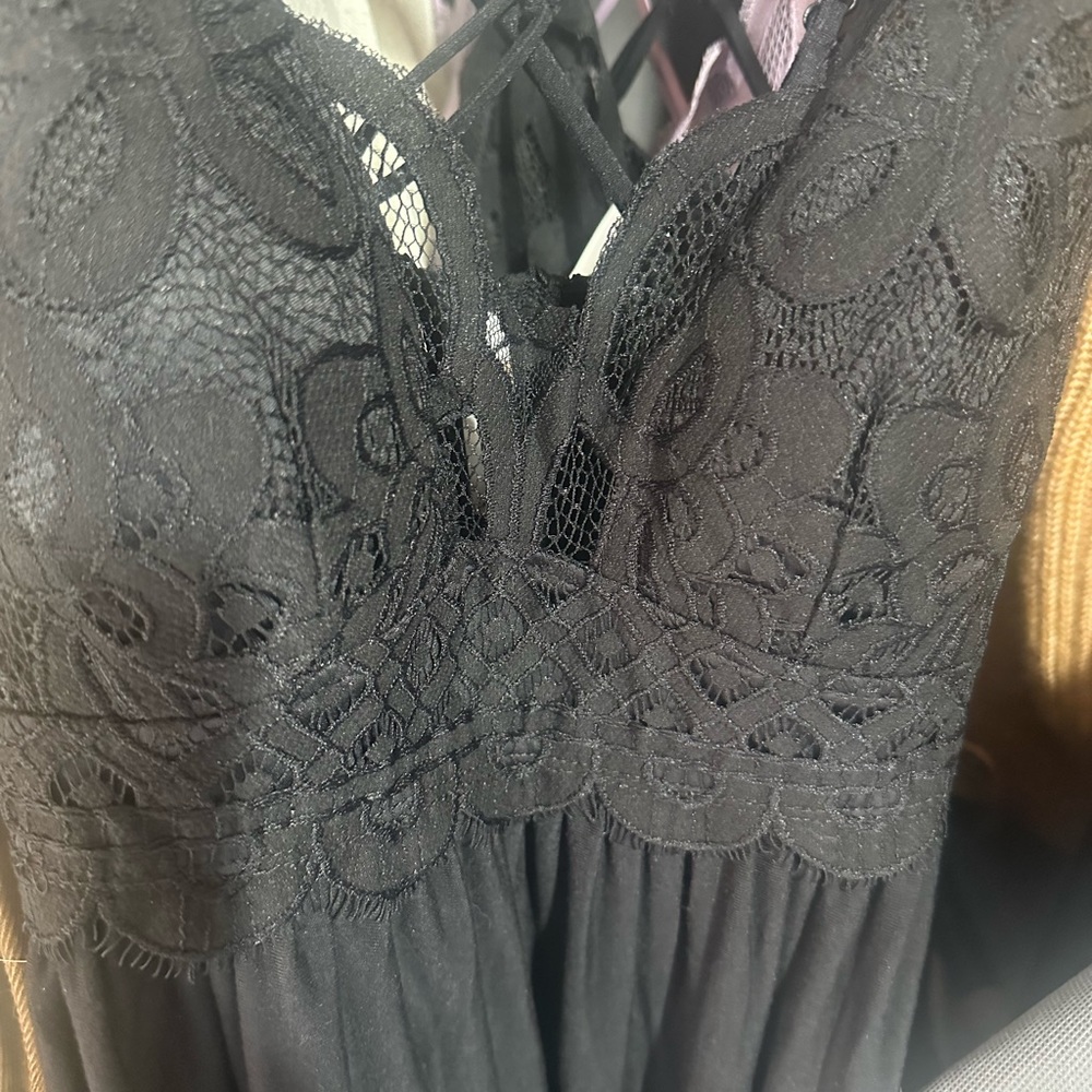 Lace crochet ruffle dress - Picture 2 of 3